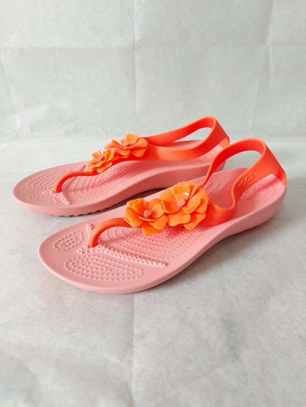 Crocs Women Serena Flower Embellish Thong Sandals Size 7 Coral Orange Flipflop